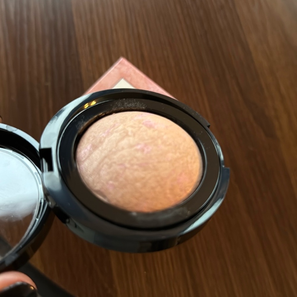 Laura Geller baked blush -n- brighten in Ethereal Rose Natural finish - Picture 6 of 7